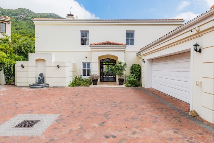 To Let 4 Bedroom Property for Rent in Hout Bay Western Cape